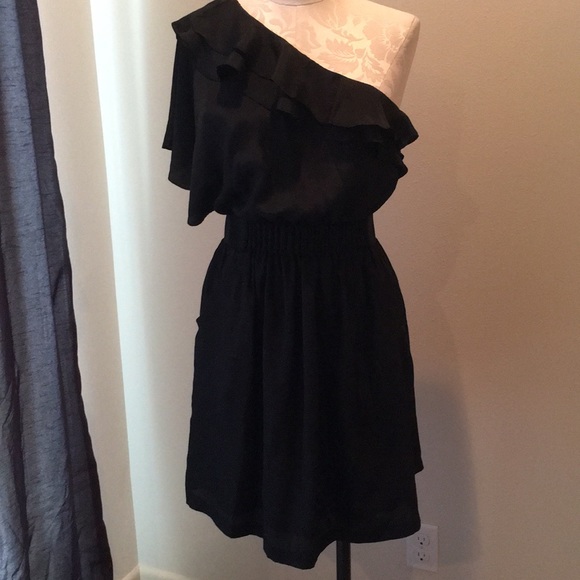 Black off the shoulder dress with pockets - Picture 2 of 3
